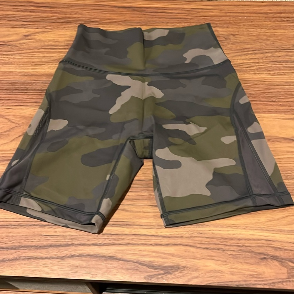 Aerie offline camo biker shorts M